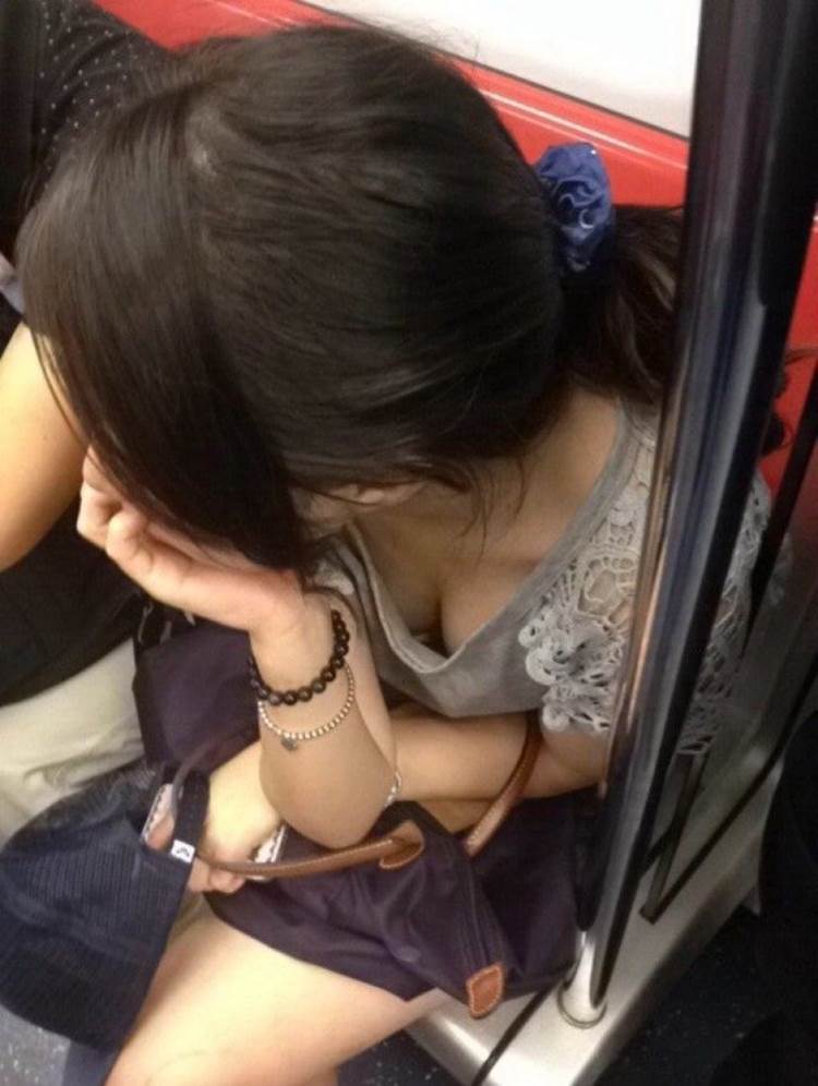 胸チラ_盗撮_エロ画像11