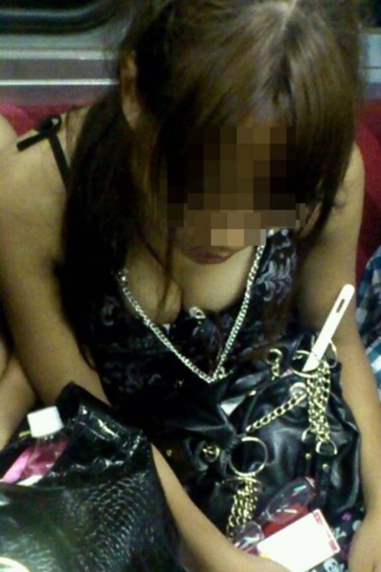 胸チラ_盗撮_エロ画像15