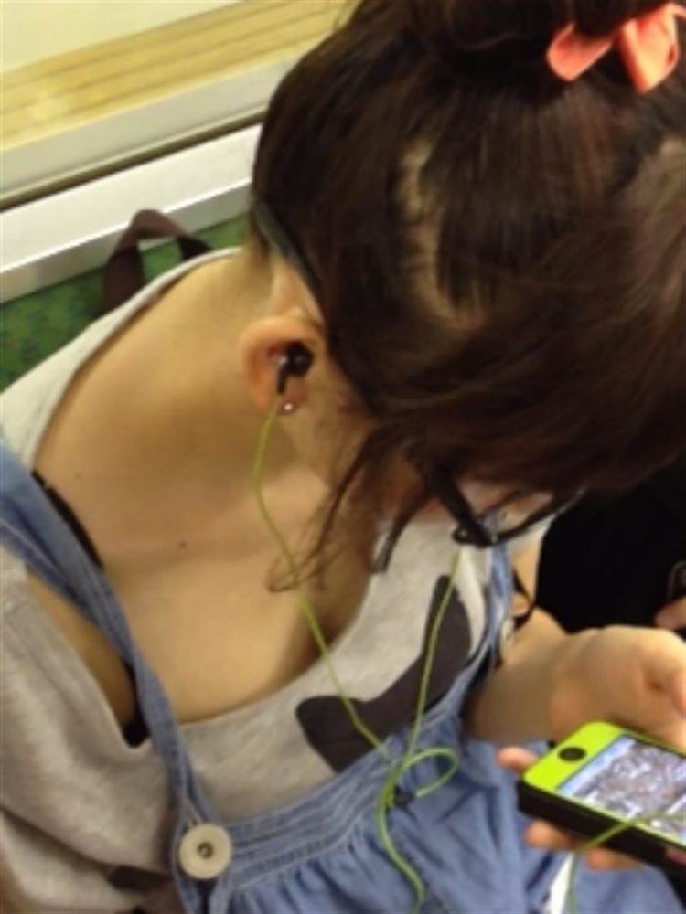 胸チラ_盗撮_エロ画像17