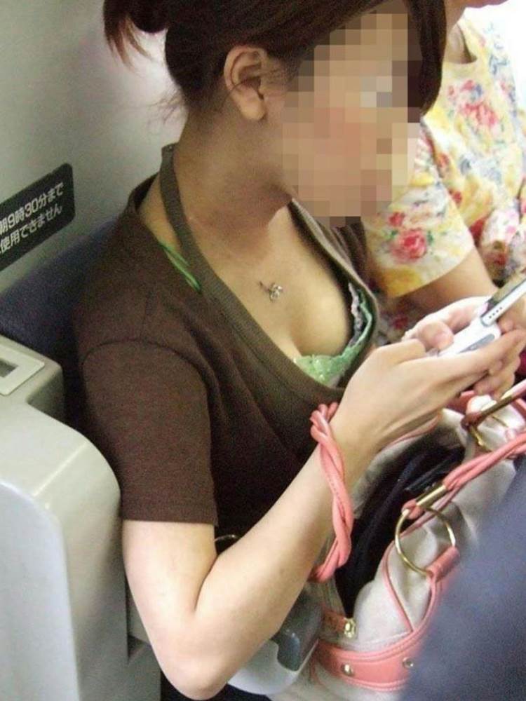 胸チラ_盗撮_エロ画像18