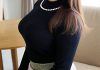 【着衣巨乳エロ画像】黒ニットや白ニットで大きなオッパイが更に強調されてしまったロケット巨乳ｗｗ